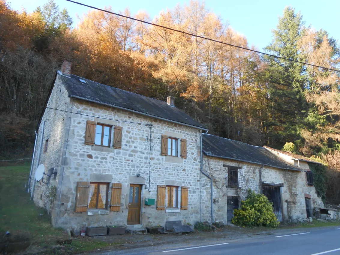 Fermette rénovée avec grange et terrain près d’Eymoutiers
