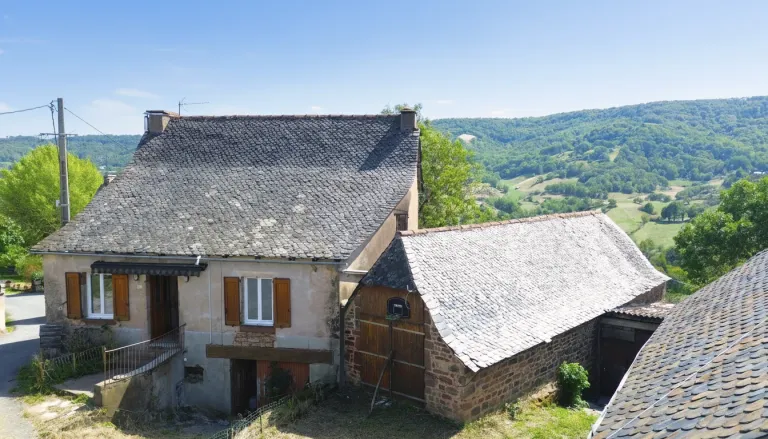 Maison de campagne à rénover avec dépendances, Mouret Photo du bien