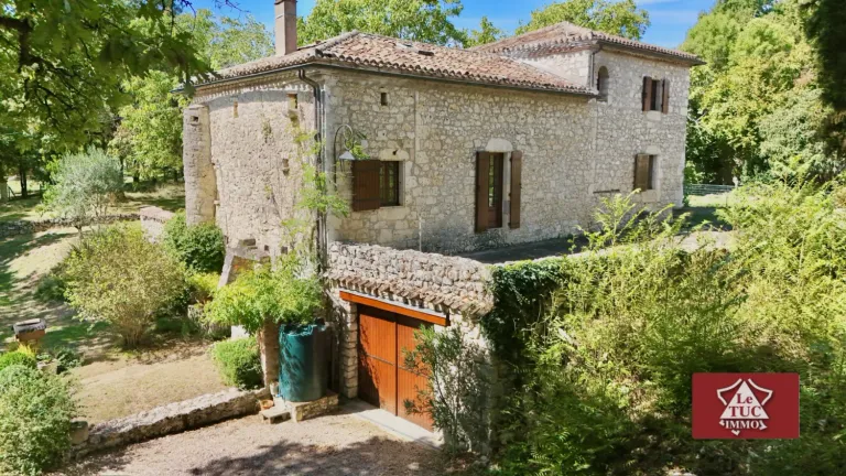 Maison de campagne en pierre avec garage, piscine et jardin à Penne-d'Agenais Photo du bien
