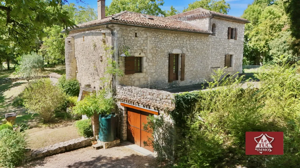 Maison de campagne en pierre avec garage, piscine et jardin à Penne-d'Agenais