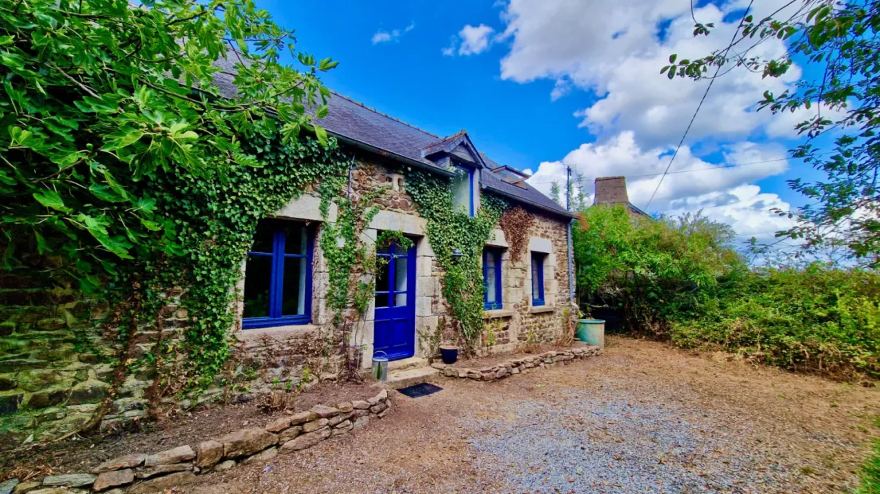 Maison en pierre à Pleugriffet, Morbihan : 3 chambres, studio en mezzanine et grand terrain