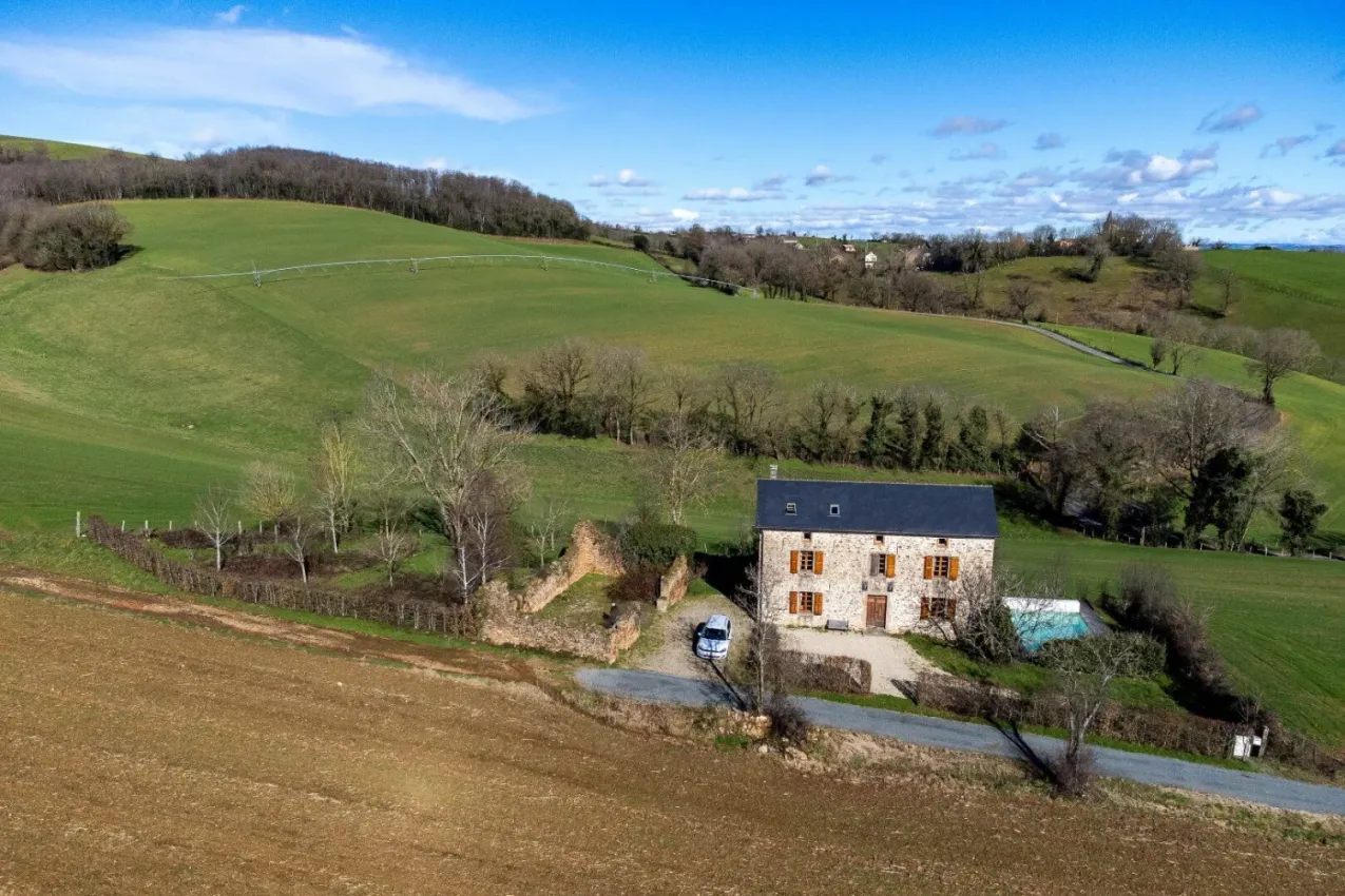 Tanus, Tarn : maison en pierre avec piscine au sel et jardin — photo 4