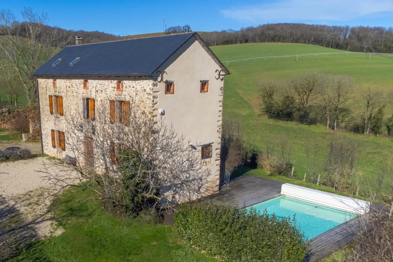 Tanus, Tarn : maison en pierre avec piscine au sel et jardin