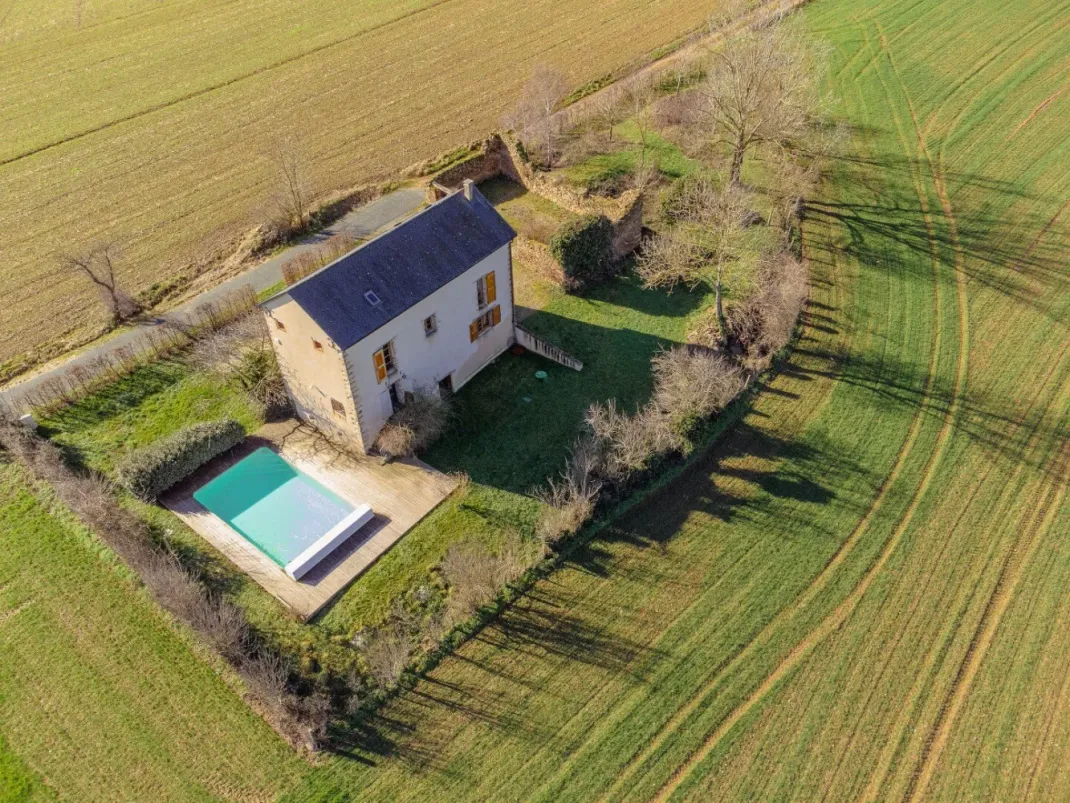 Tanus, Tarn : maison en pierre avec piscine au sel et jardin — photo 5