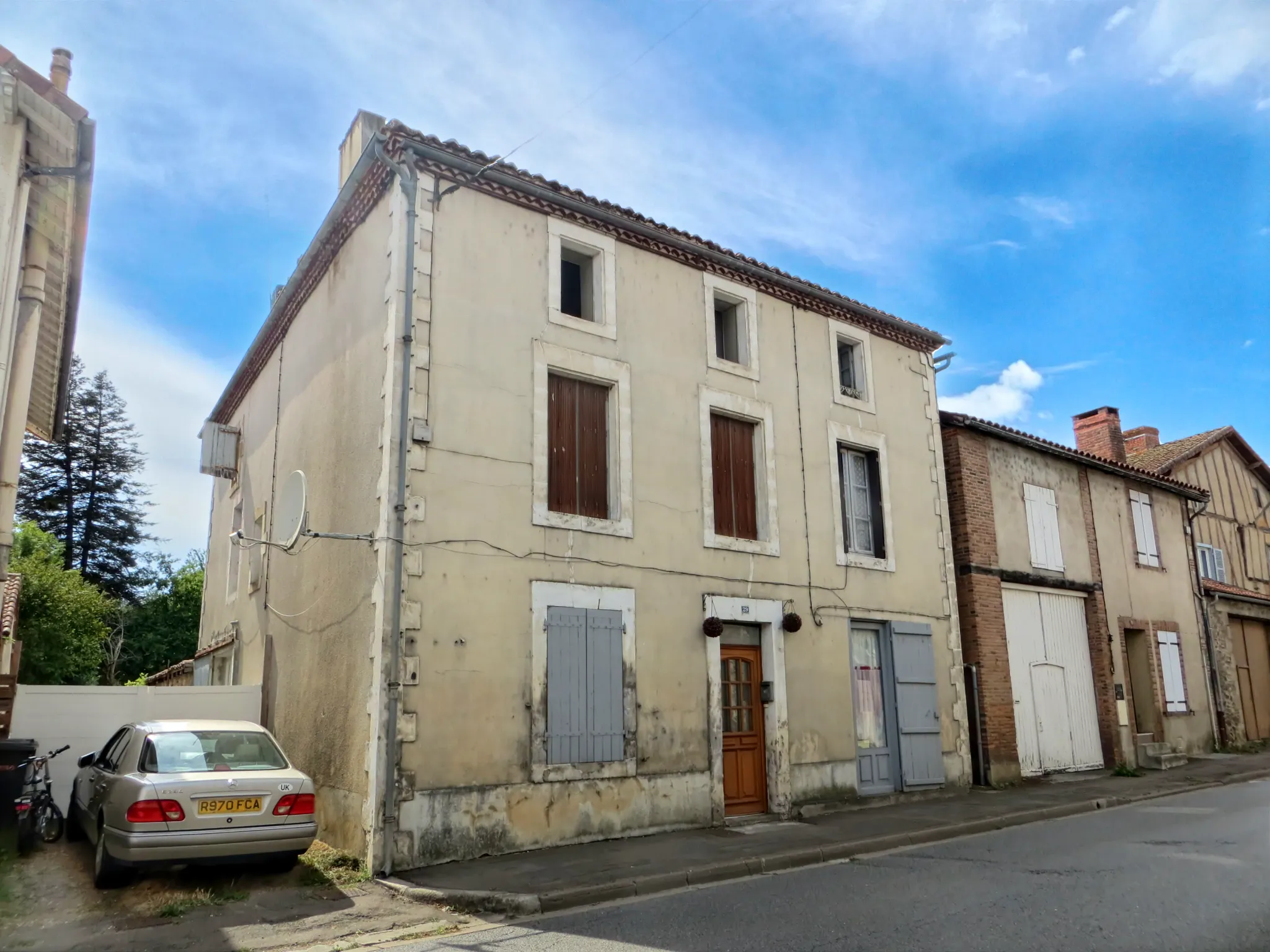 Maison avec gîte à rénover et jardin à Confolens, Charente