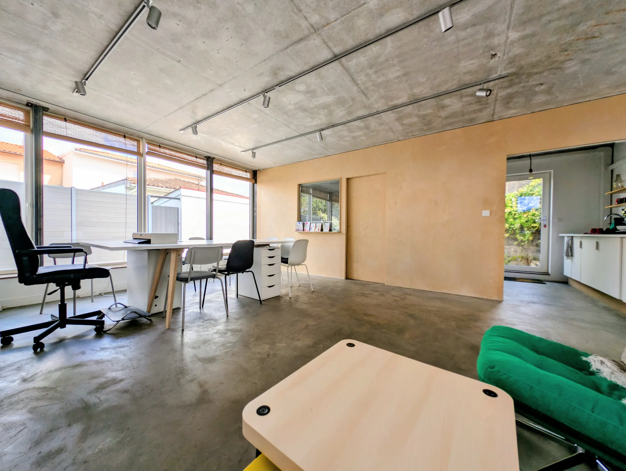 Commercial premises for sale in Floirac, Gironde, with permission to build an additional story photo 3