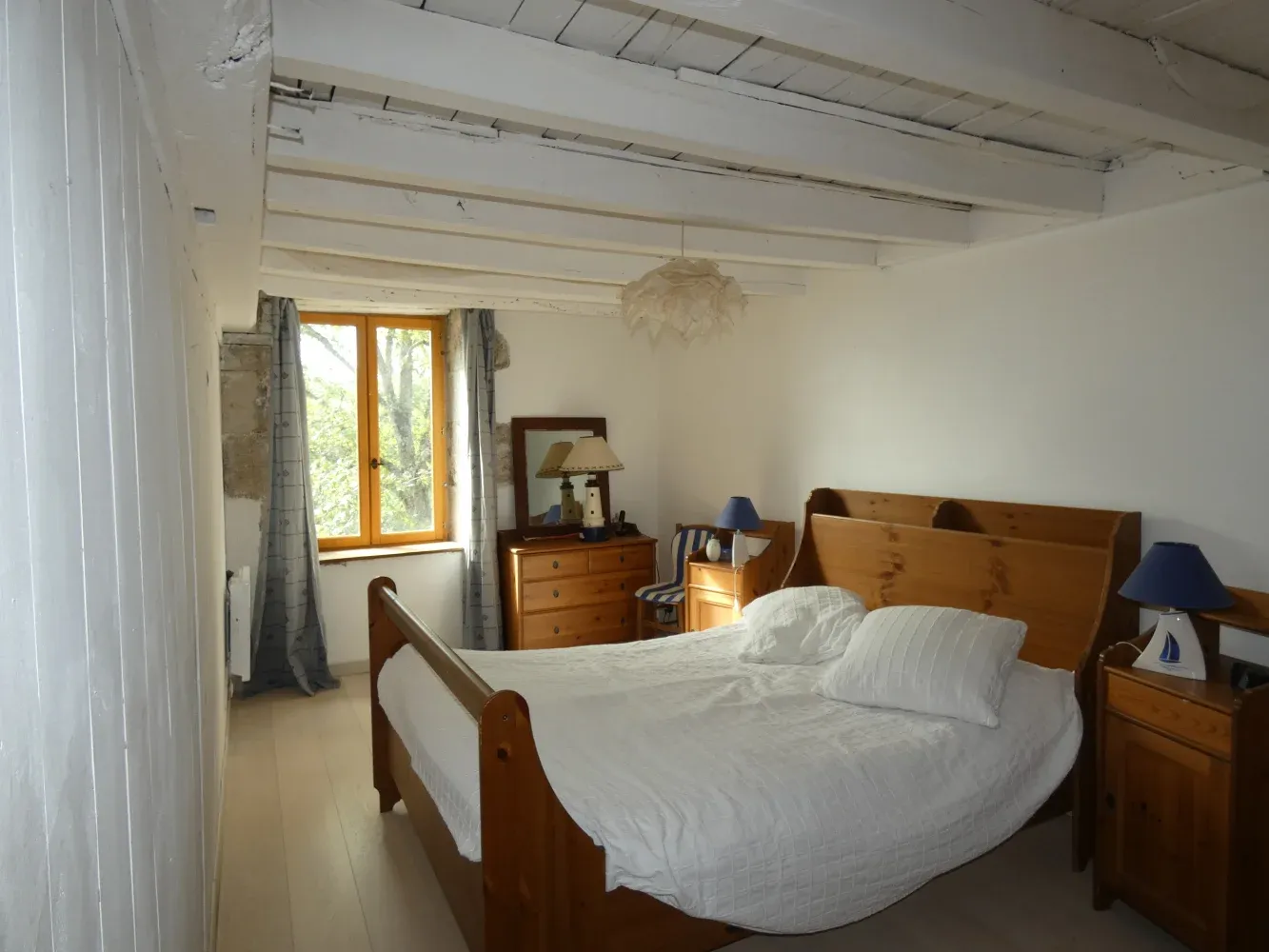 Belle maison de campagne familiale avec granges, terrain et bois à Jarnages — photo 7