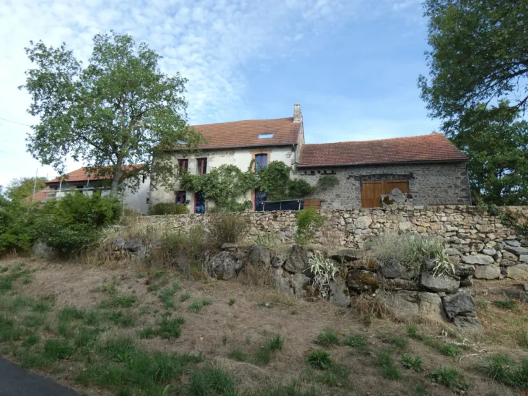 Belle maison de campagne familiale avec granges, terrain et bois à Jarnages Photo du bien