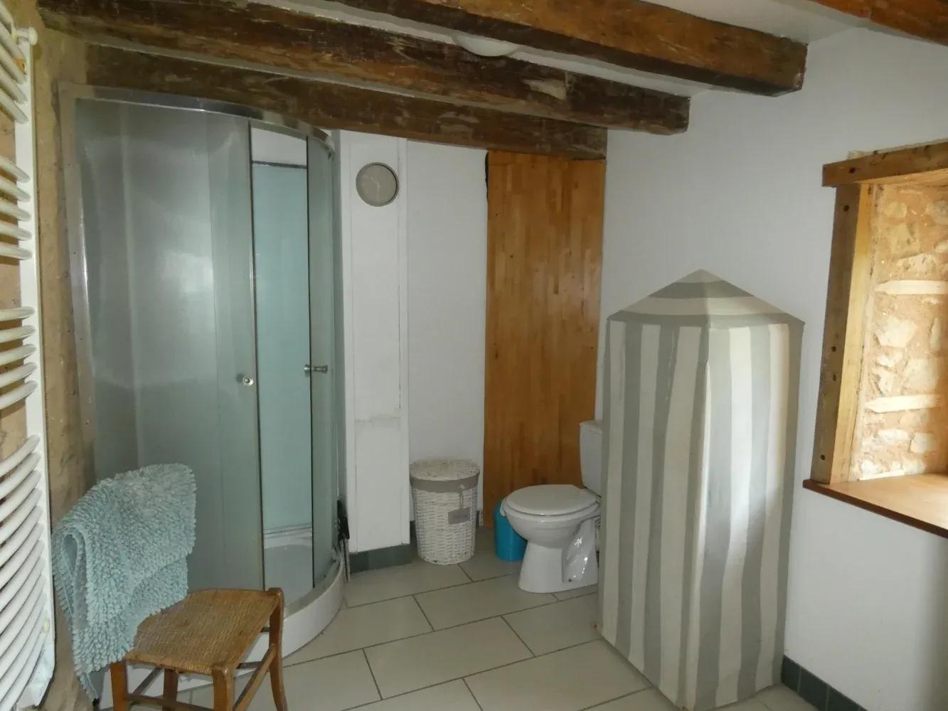 Belle maison de campagne familiale avec granges, terrain et bois à Jarnages — photo 8
