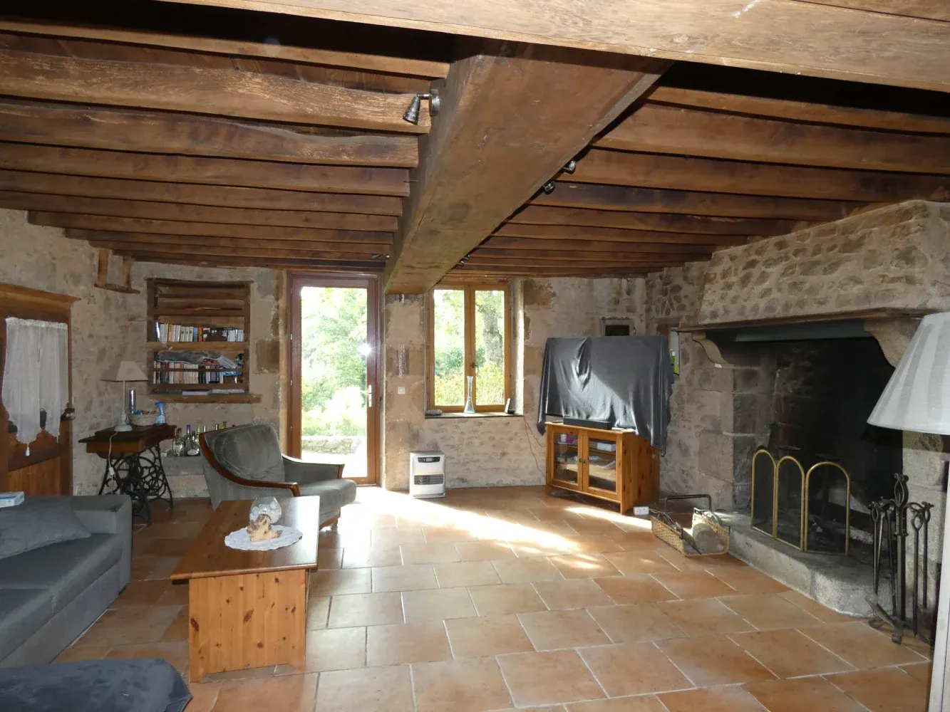 Belle maison de campagne familiale avec granges, terrain et bois à Jarnages — photo 3
