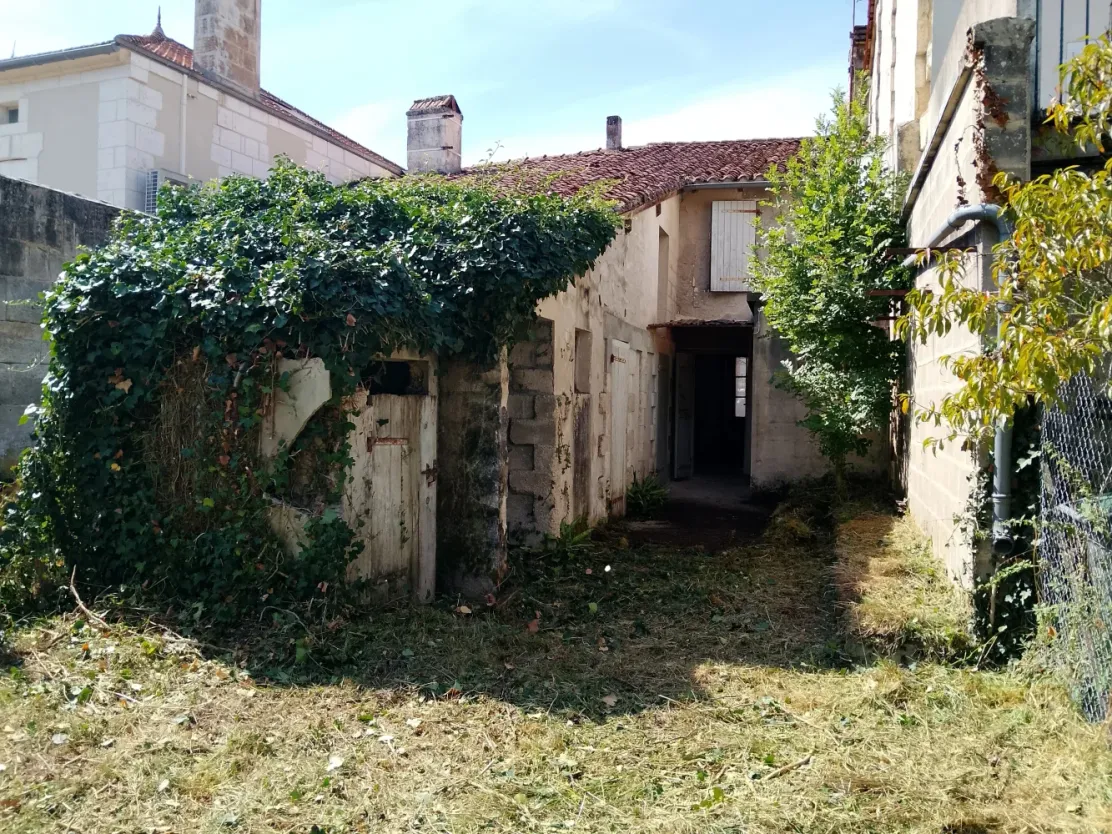 Village house to renovate with garden in Vieux-Mareuil, Dordogne photo 7