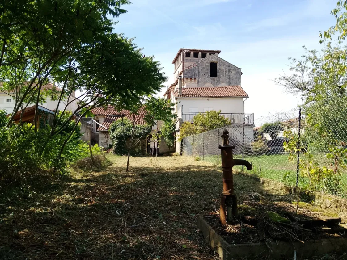 Village house to renovate with garden in Vieux-Mareuil, Dordogne photo 2