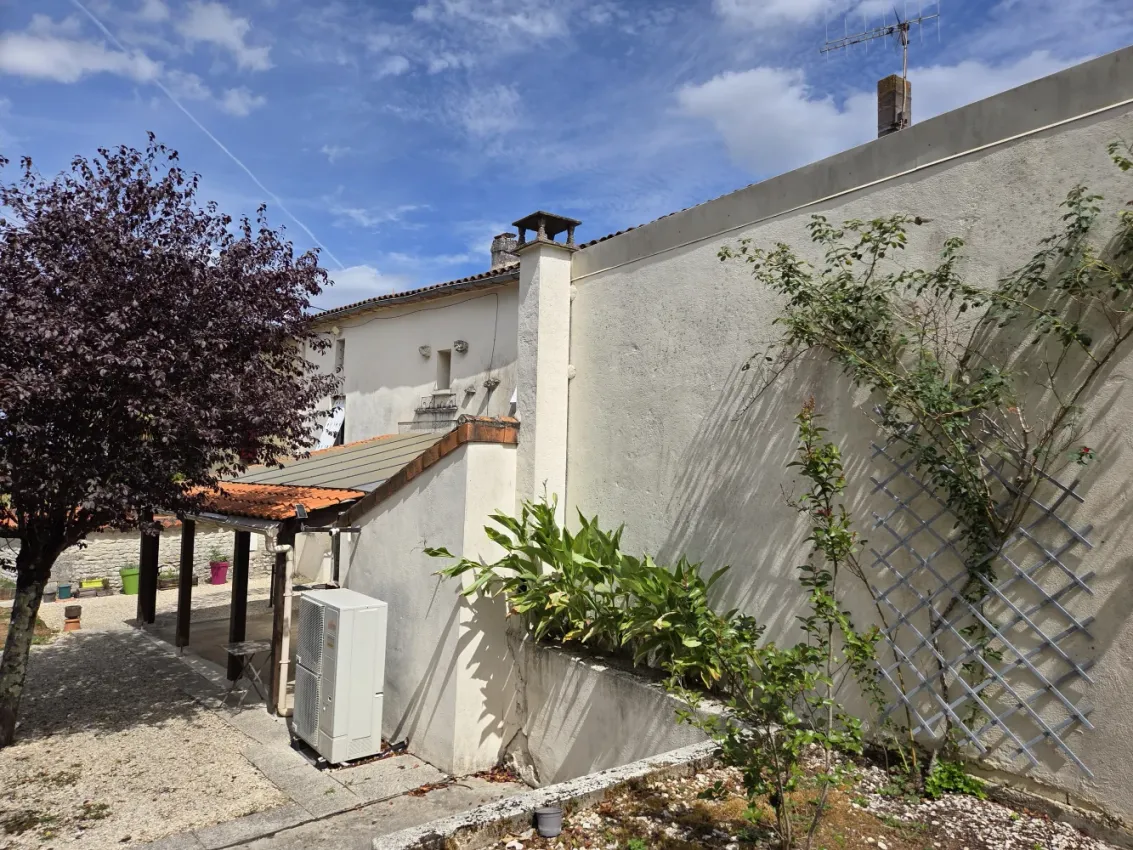 Maison de campagne avec piscine et garage 4 véhicules à Mornac, Charente — photo 2