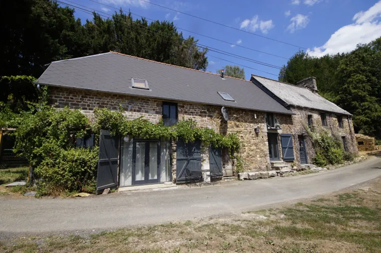 Maison en pierre divisée en trois logements avec jardin à Tessy-Bocage, Manche Photo du bien