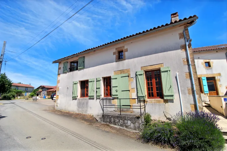 Maison de village jumelée rénovée avec jardin à Pressac, Vienne Photo du bien