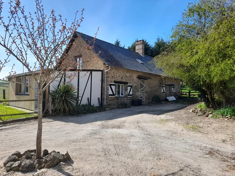 Maison de campagne en pierre avec jardin à Sainte-Marie-du-Bois, Mayenne Photo du bien