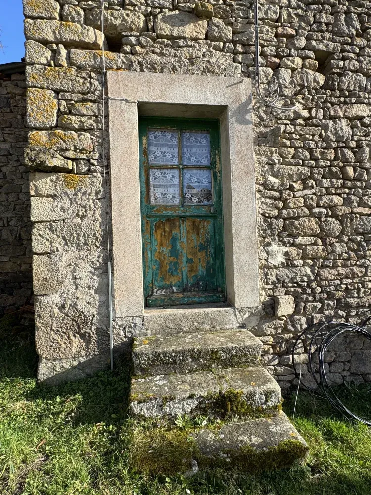 Maison en pierre à rénover à Saint-Médard-la-Rochette, Creuse, avec 6 702 m² de terrain et accès à la rivière — photo 10