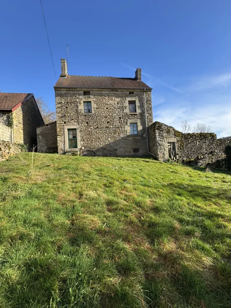 Maison en pierre à rénover à Saint-Médard-la-Rochette, Creuse, avec 6 702 m² de terrain et accès à la rivière — photo 7