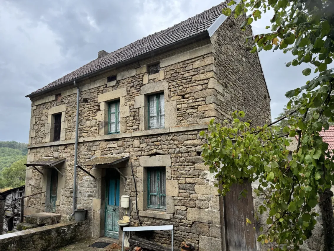Maison en pierre à rénover à Saint-Médard-la-Rochette, Creuse, avec 6 702 m² de terrain et accès à la rivière — photo 3