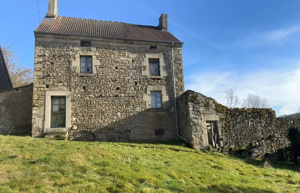 Maison en pierre à rénover à Saint-Médard-la-Rochette, Creuse, avec 6 702 m² de terrain et accès à la rivière — photo 8