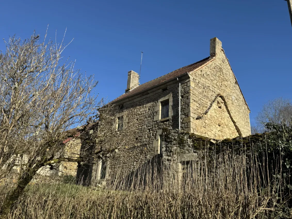 Maison en pierre à rénover à Saint-Médard-la-Rochette, Creuse, avec 6 702 m² de terrain et accès à la rivière — photo 6