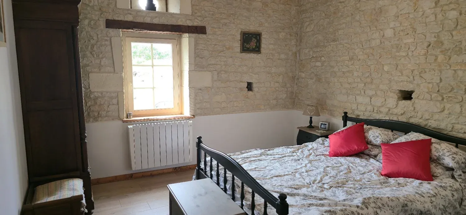 Loiré-sur-Nie, Charente-Maritime : maison en pierre de 206 m² avec gîte — photo 9