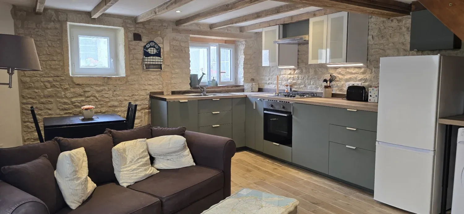 Loiré-sur-Nie, Charente-Maritime : maison en pierre de 206 m² avec gîte — photo 3