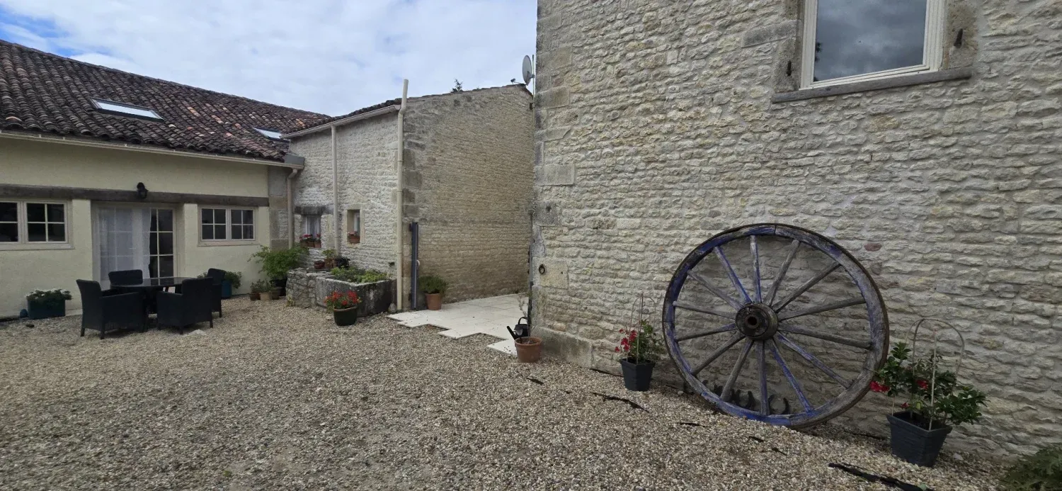 Loiré-sur-Nie, Charente-Maritime : maison en pierre de 206 m² avec gîte — photo 5