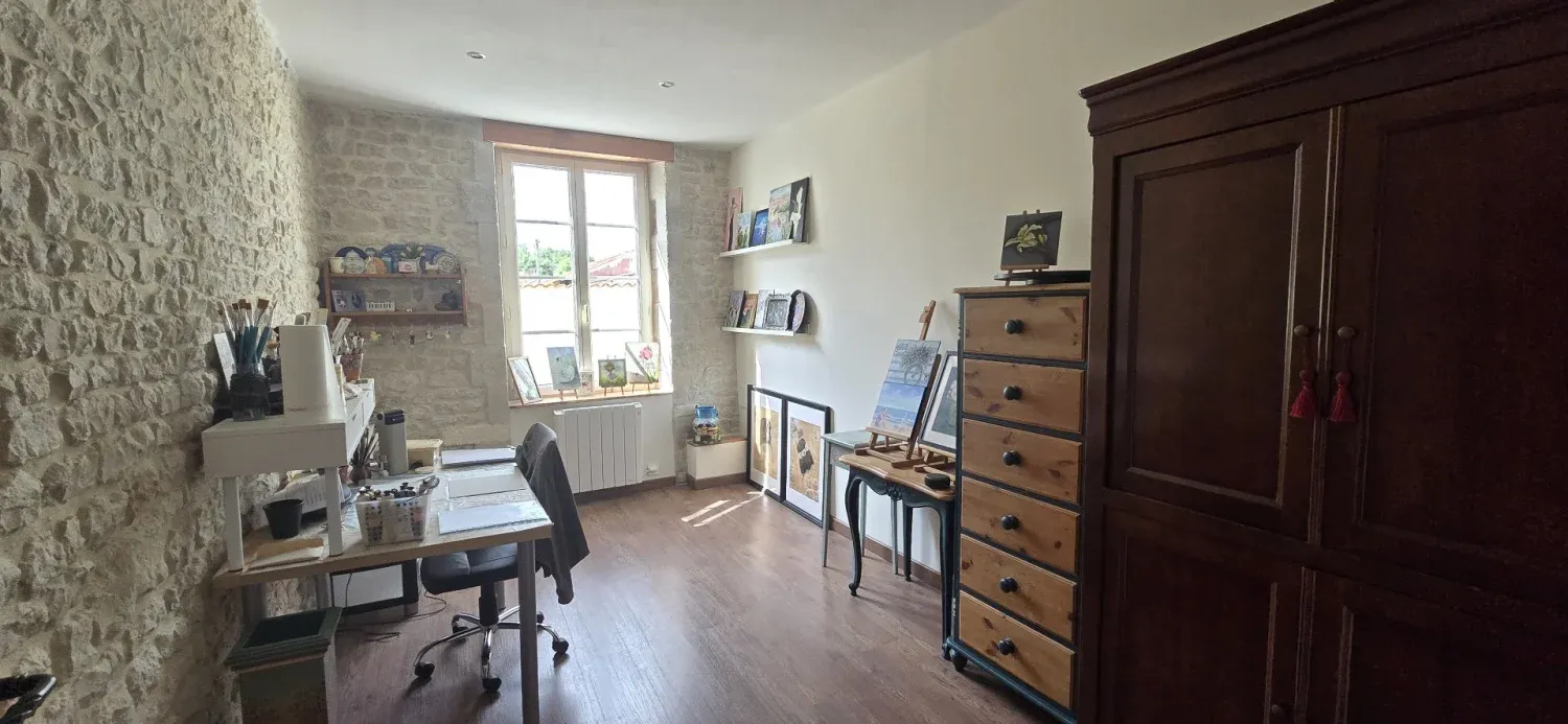Loiré-sur-Nie, Charente-Maritime : maison en pierre de 206 m² avec gîte — photo 7