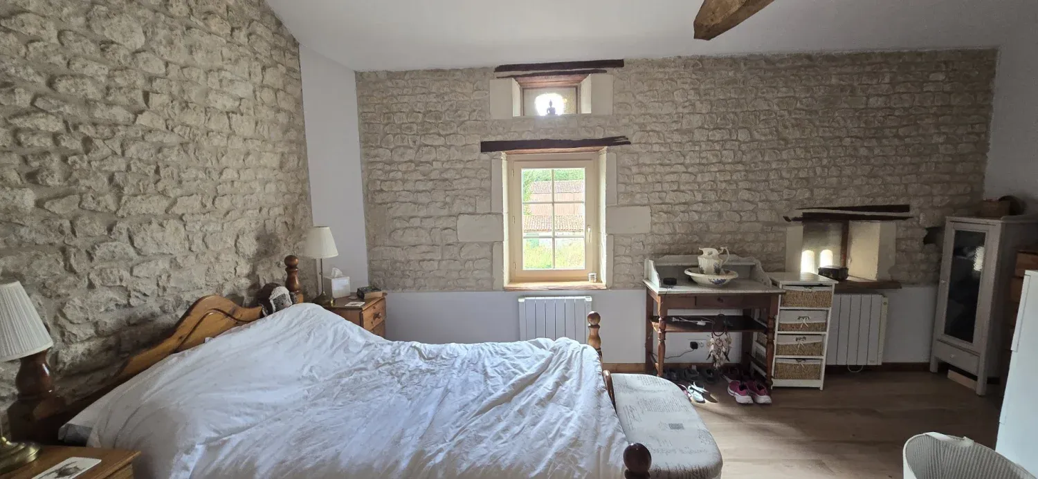 Loiré-sur-Nie, Charente-Maritime : maison en pierre de 206 m² avec gîte — photo 4
