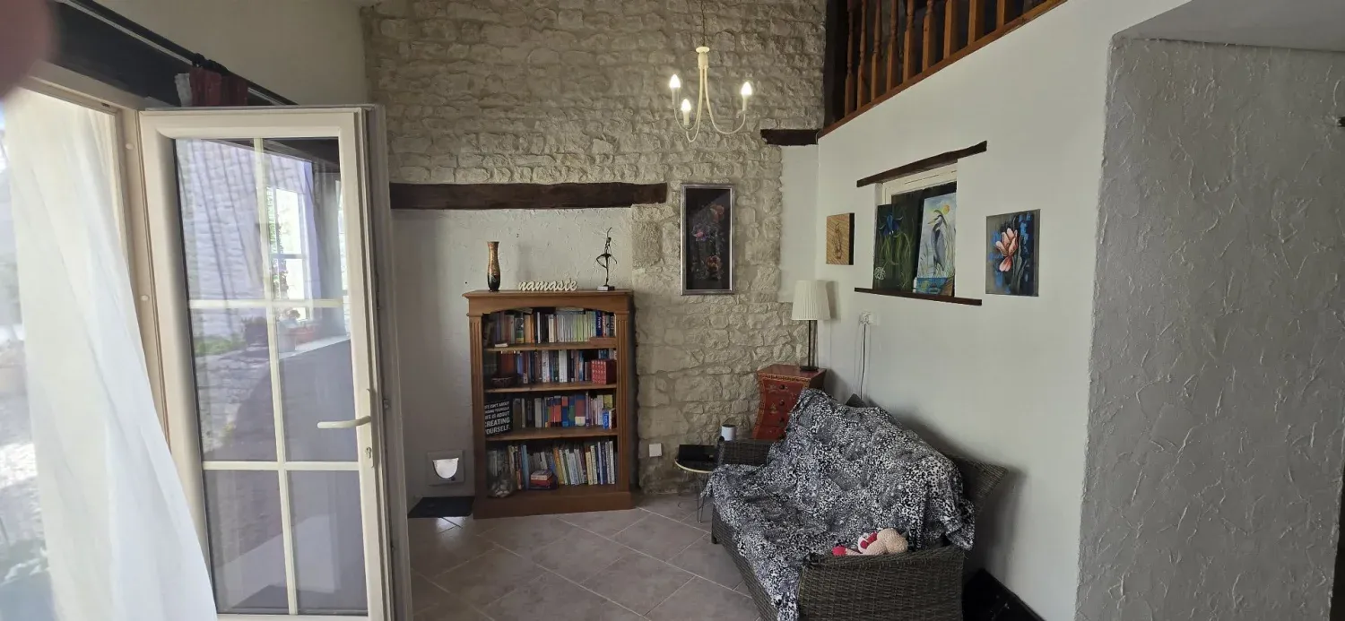 Loiré-sur-Nie, Charente-Maritime : maison en pierre de 206 m² avec gîte — photo 6