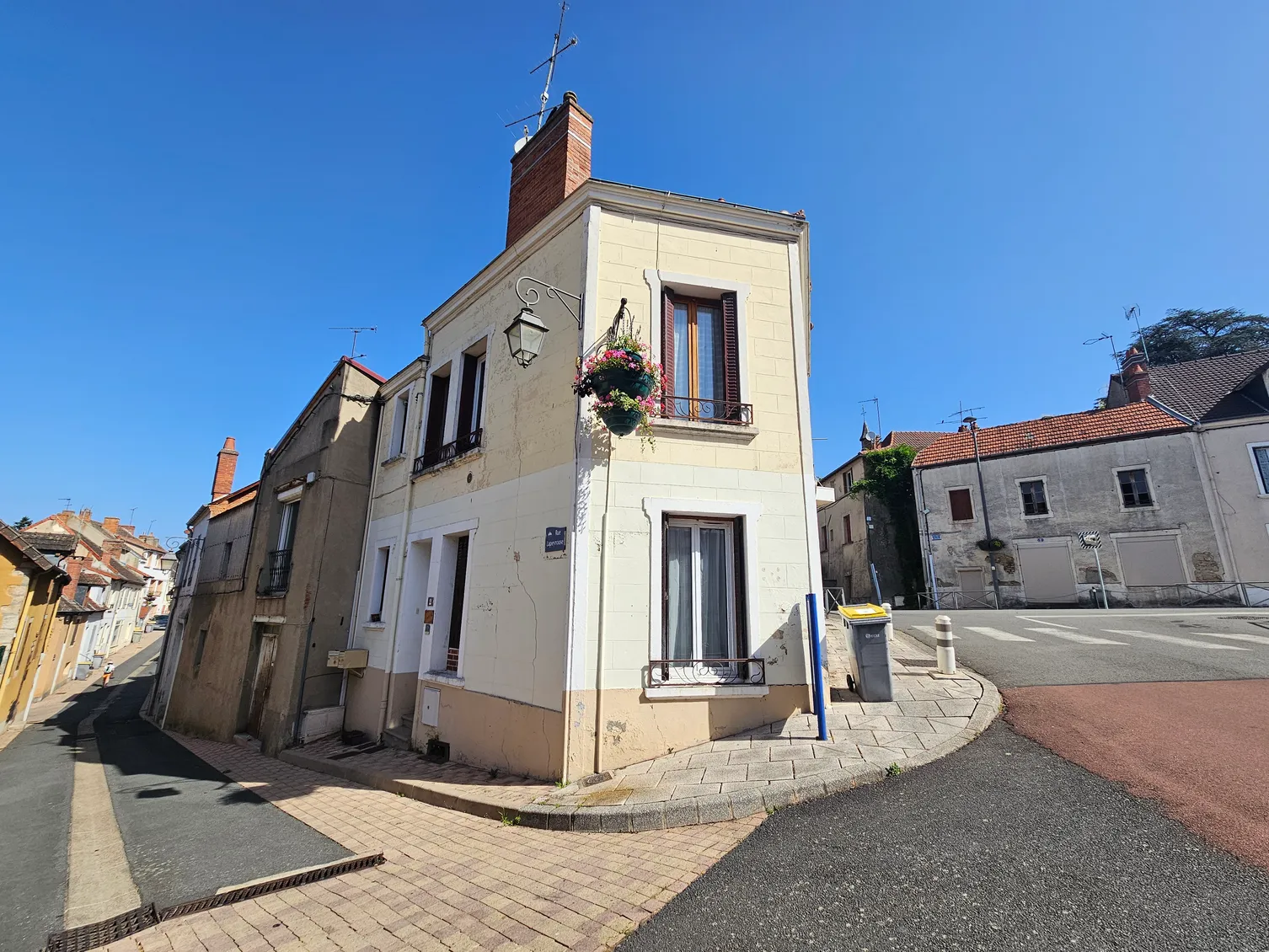 Furnished townhouse for sale in Néris-les-Bains, Allier photo 2