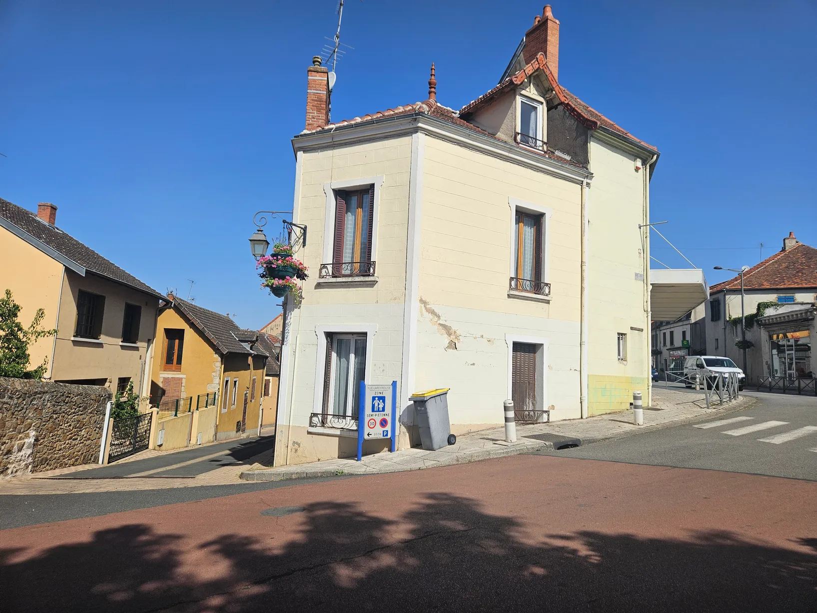 Furnished townhouse for sale in Néris-les-Bains, Allier photo 10