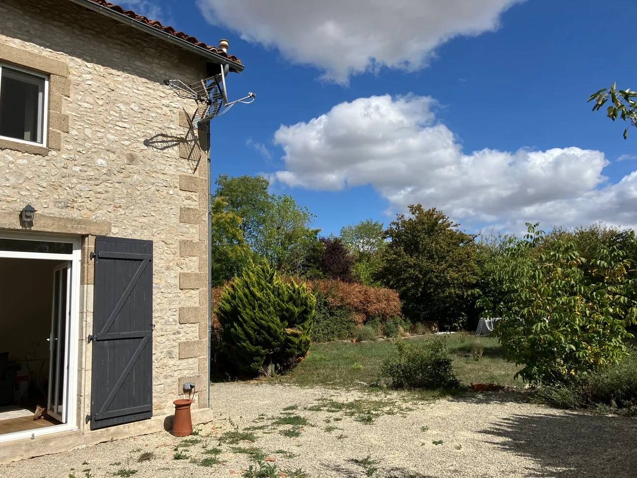 Maison de campagne à vendre à Saint-Martin-l’Ars, Vienne — jardin de 977 m² et garage — photo 10