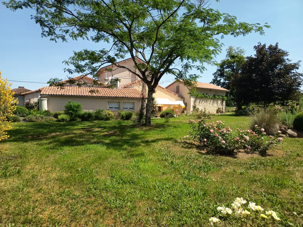 Maison individuelle à vendre à Alloue, Charente : jardin de 3 994 m², annexe et maison à rénover — photo 2