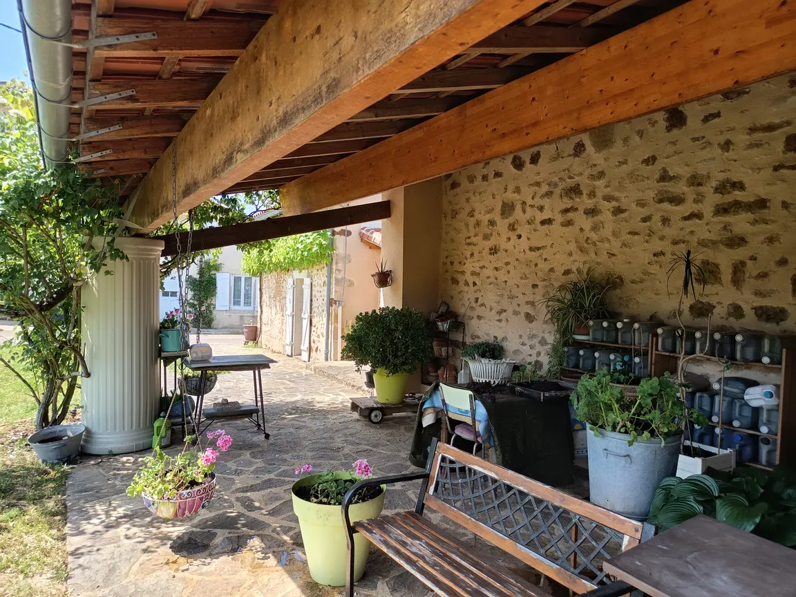 Maison individuelle à vendre à Alloue, Charente : jardin de 3 994 m², annexe et maison à rénover — photo 10