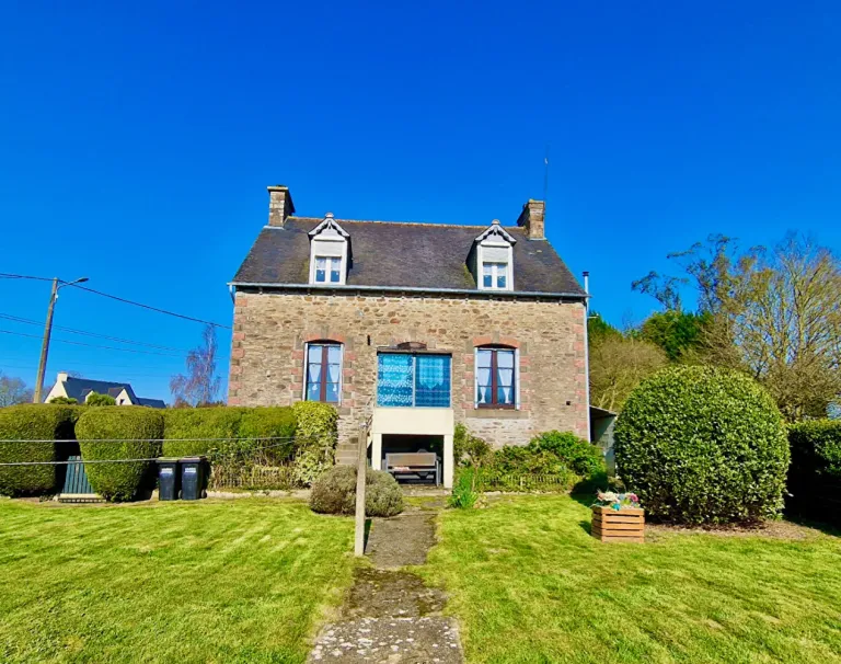 Maison de campagne en pierre à vendre à Plouguenast-Langast, Côtes-d’Armor, avec jardin et sous-sol Photo du bien