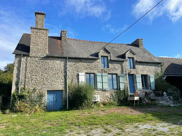 Maison de campagne à vendre au Mené, Côtes-d’Armor, avec 9 909 m² de terrain Photo du bien