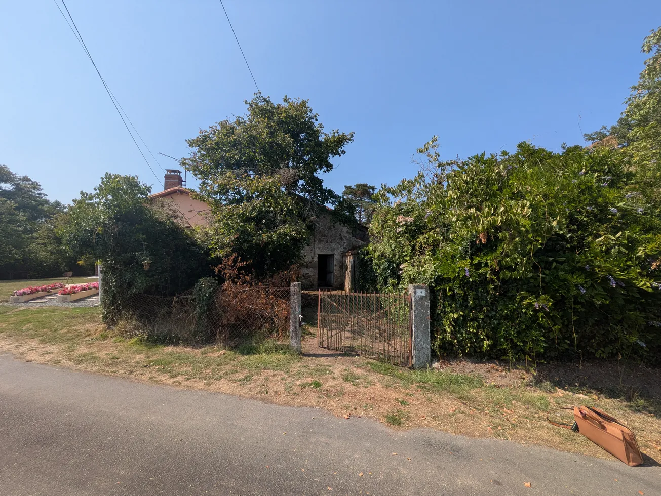 Les Châteliers, Deux-Sèvres : maison en pierre à rénover avec étang privé — photo 5