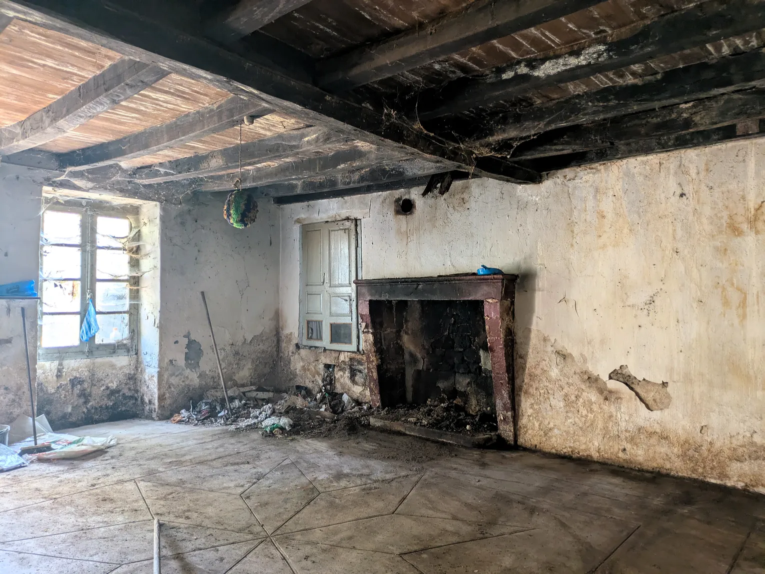 Les Châteliers, Deux-Sèvres : maison en pierre à rénover avec étang privé — photo 3
