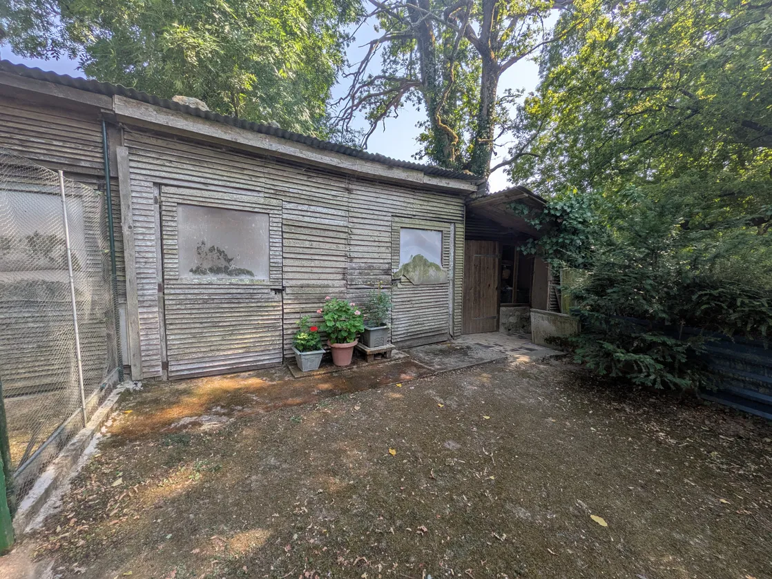 Les Châteliers, Deux-Sèvres : maison en pierre à rénover avec étang privé — photo 8