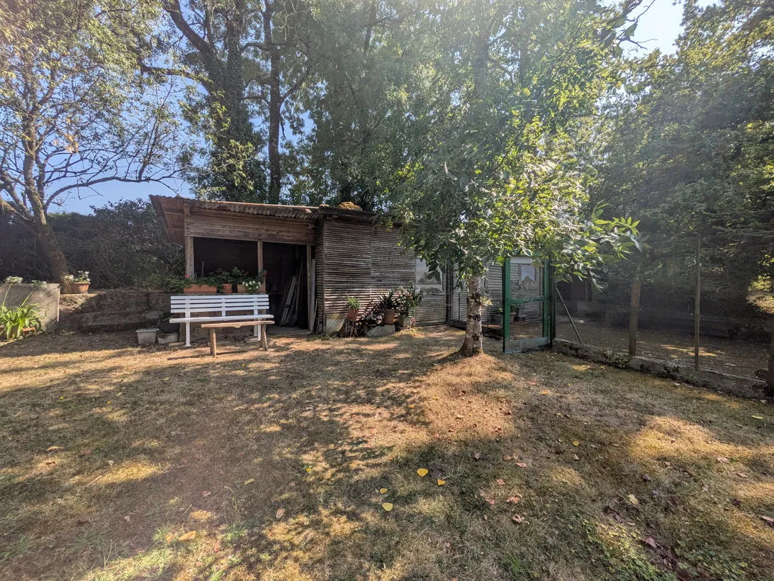 Les Châteliers, Deux-Sèvres : maison en pierre à rénover avec étang privé — photo 10