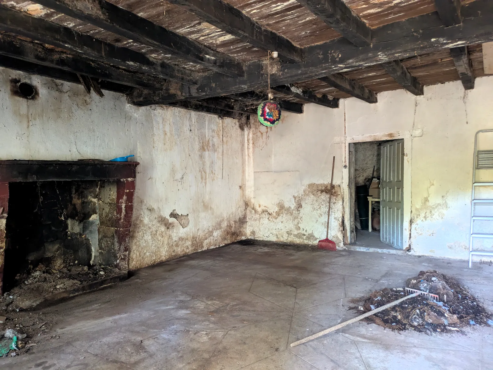 Les Châteliers, Deux-Sèvres : maison en pierre à rénover avec étang privé — photo 6