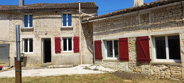 Maison en pierre avec granges à vendre à Lorigné, Deux-Sèvres Photo du bien