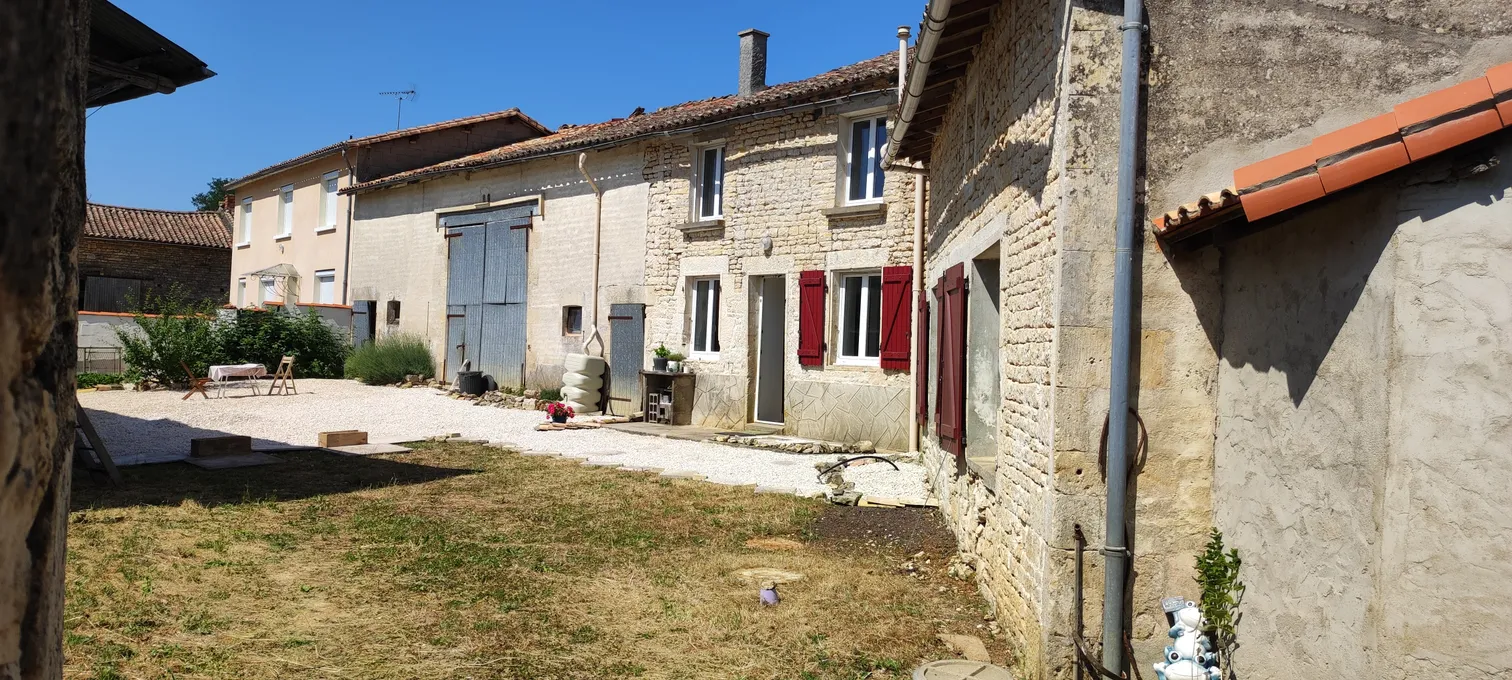 Maison en pierre avec granges à vendre à Lorigné, Deux-Sèvres — photo 2