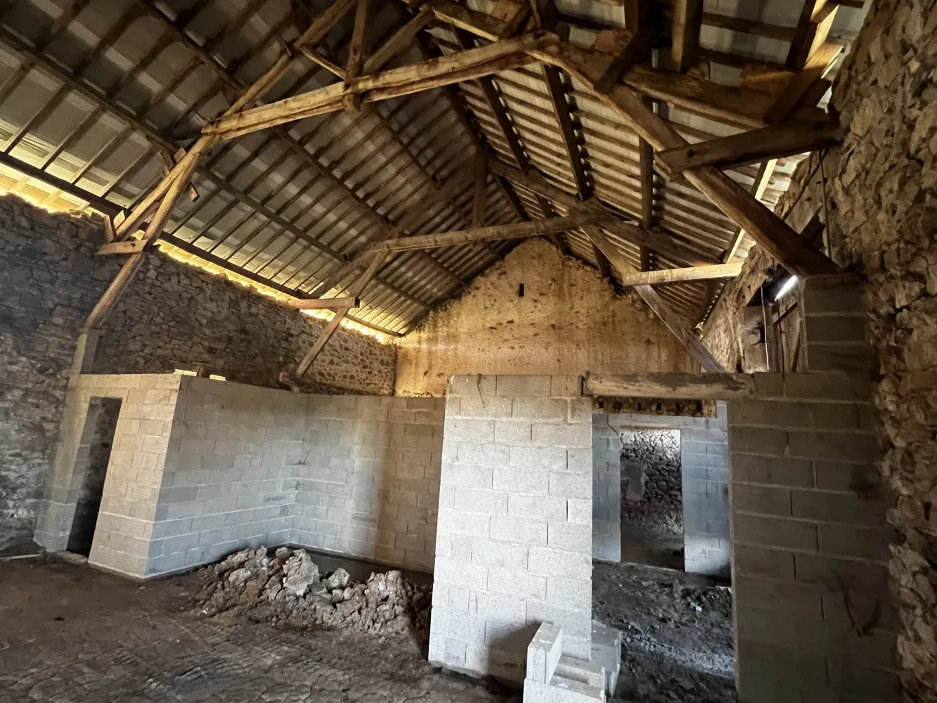 Barns to renovate in Saint-Léger-Magnazeix, Haute-Vienne, with 5,587 m² of land photo 4