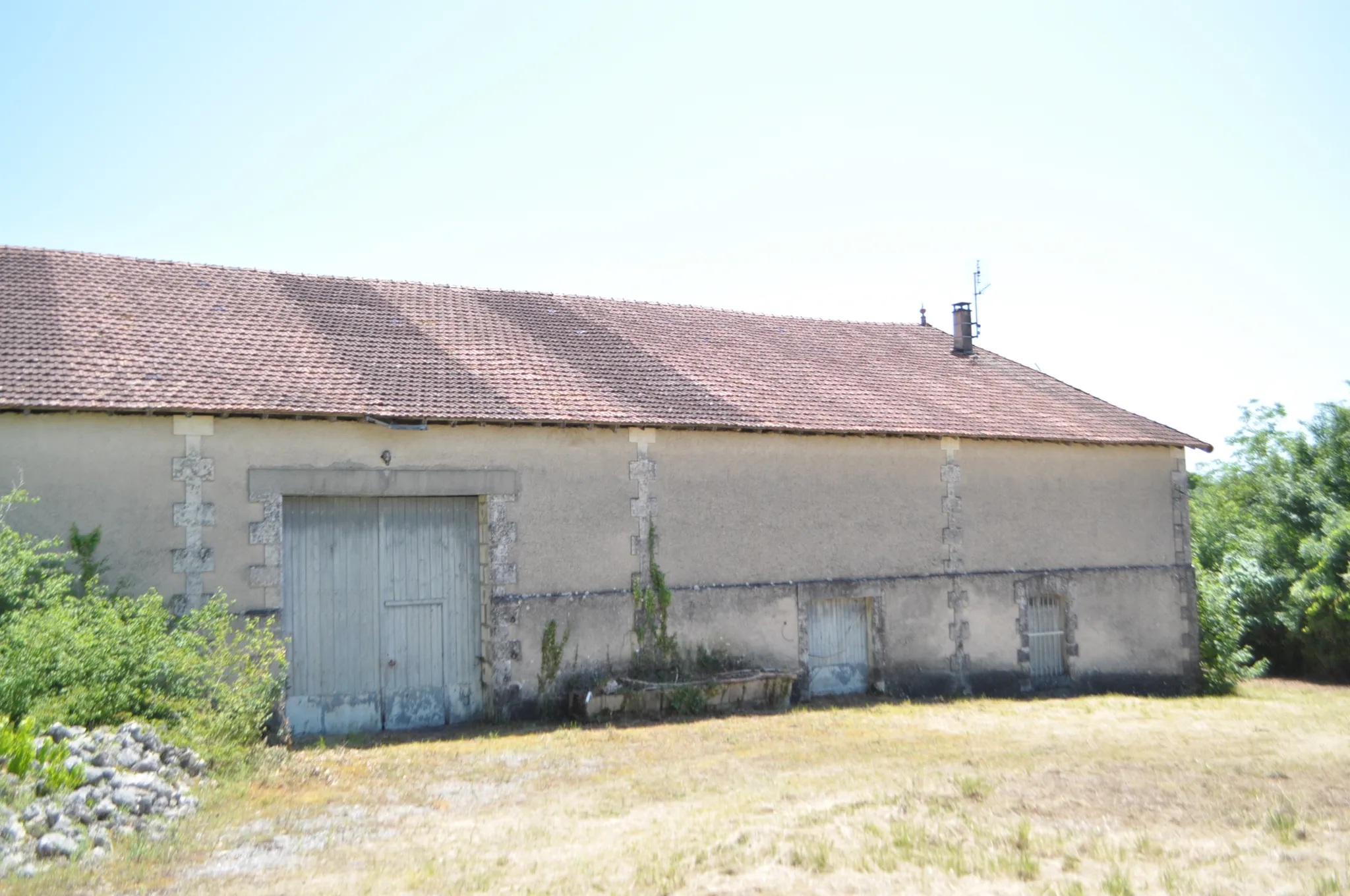 Ferme à vendre à Allemans, Dordogne : gîte, grange et terrain de 8 048 m² — photo 2