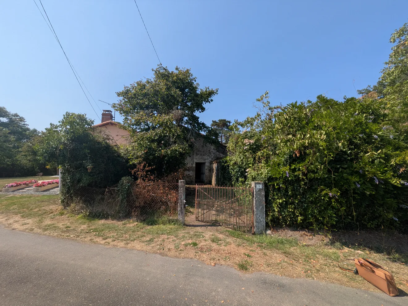 Maison de campagne en pierre à rénover avec terrain à Les Châteliers, Deux-Sèvres — photo 9