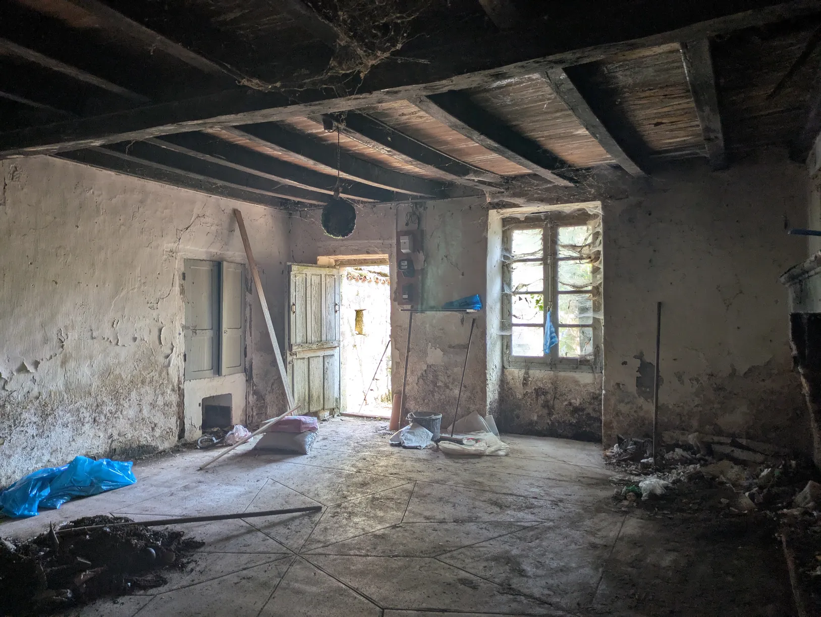 Maison de campagne en pierre à rénover avec terrain à Les Châteliers, Deux-Sèvres — photo 4