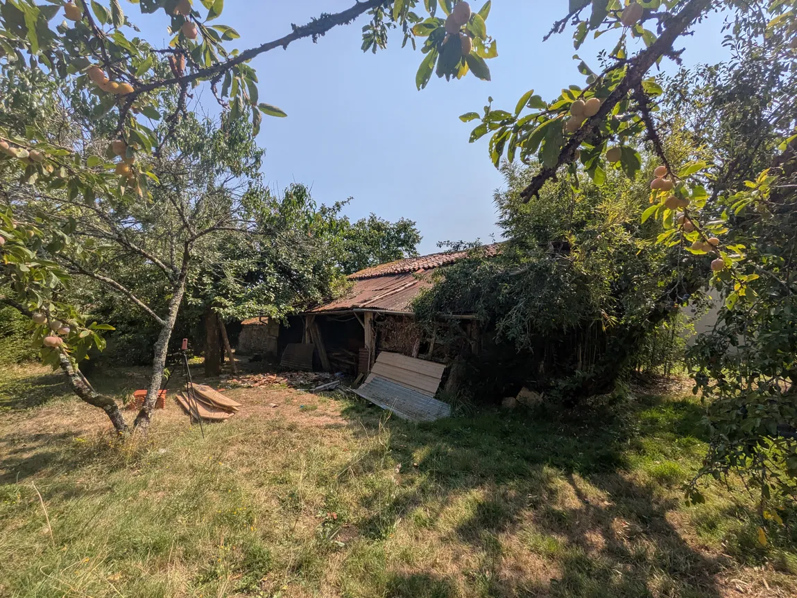 Maison de campagne en pierre à rénover avec terrain à Les Châteliers, Deux-Sèvres — photo 8